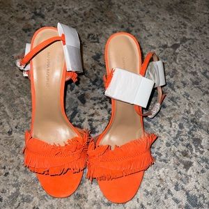 The perfect orange heels with a unique fringe !